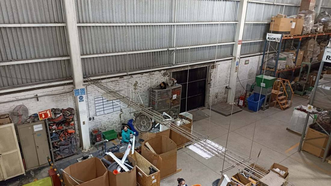 Área de procesamiento de RMS con equipo y material industrial